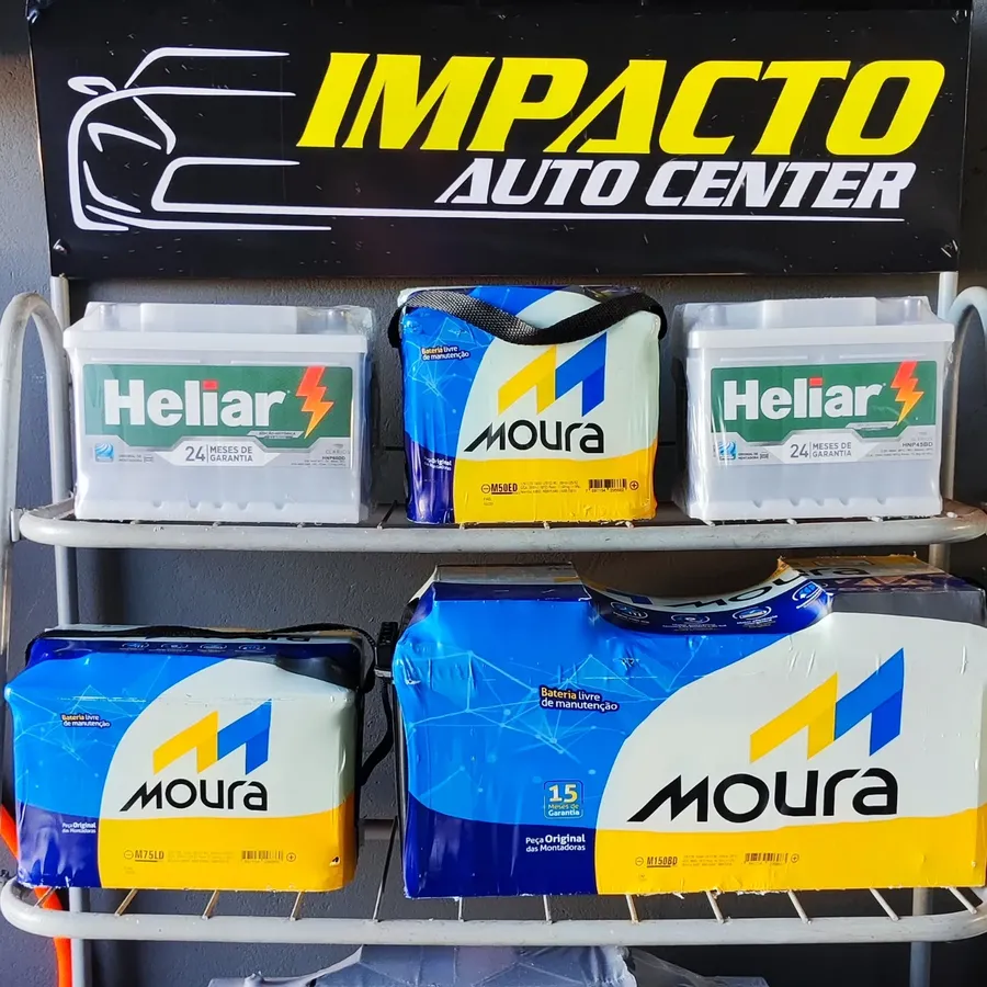 Baterias Moura e Heliar expostas no expositor da Impacto Auto Center